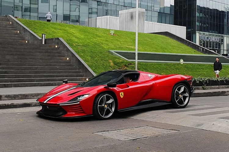 Ferrari Daytona SP3 là mẫu xe thứ 3 của Ferrari thuộc dải sản phẩm Icona Series sau chiếc Monza SP1 và Monza SP2. Chỉ có 599 chiếc được sản xuất và tất cả đều đã có chủ.