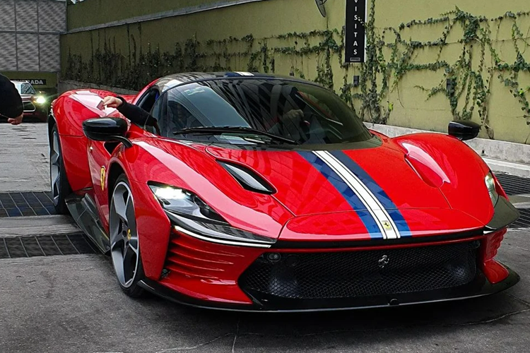 Theo một trang thống kê siêu xe trên toàn cầu, ngoại thất của chiếc Ferrari này khá giống với một trong hai chiếc Daytona SP3 tại Mexico. Chiếc thứ 2 tại quốc gia Trung Mỹ này có màu trắng và mang số đeo 47.