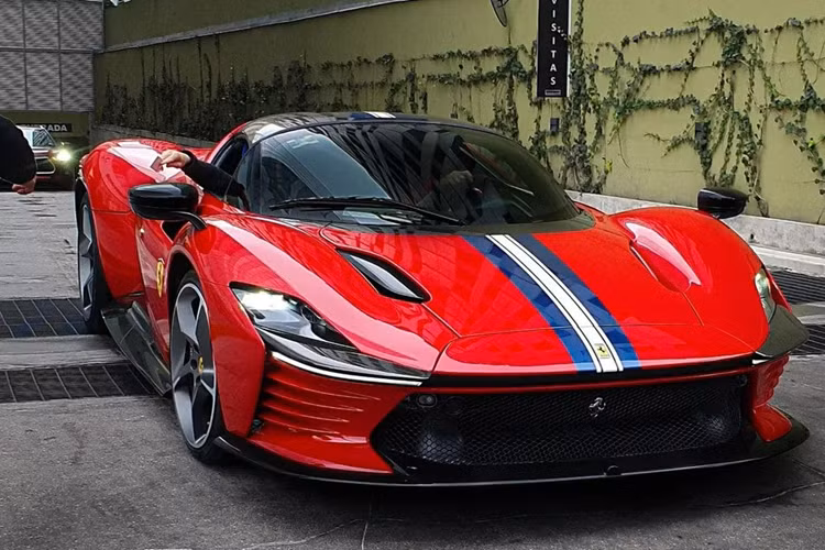Theo một trang thống kê siêu xe trên toàn cầu, ngoại thất của chiếc Ferrari này khá giống với một trong hai chiếc Daytona SP3 tại Mexico. Chiếc thứ 2 tại quốc gia Trung Mỹ này có màu trắng và mang số đeo 47.
