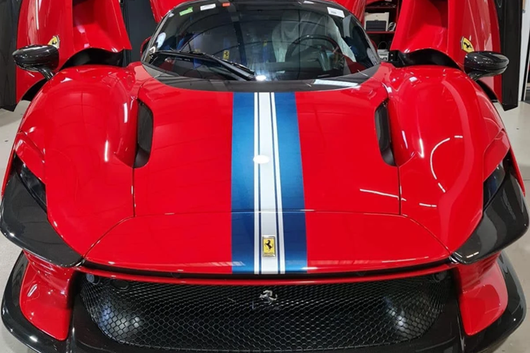 Do đó, đây có thể là một chiếc Ferrari Daytona SP3 hoàn toàn mới, chưa được ghi nhận trên toàn cầu. Trùng hợp hơn, một đại lý siêu xe có trụ sở ở Pháp/Monaco cũng đang rao bán một chiếc Ferrari Daytona SP3 với odo chỉ 100 km. Tuy nhiên, hình ảnh thực tế không được chia sẻ rộng rãi.