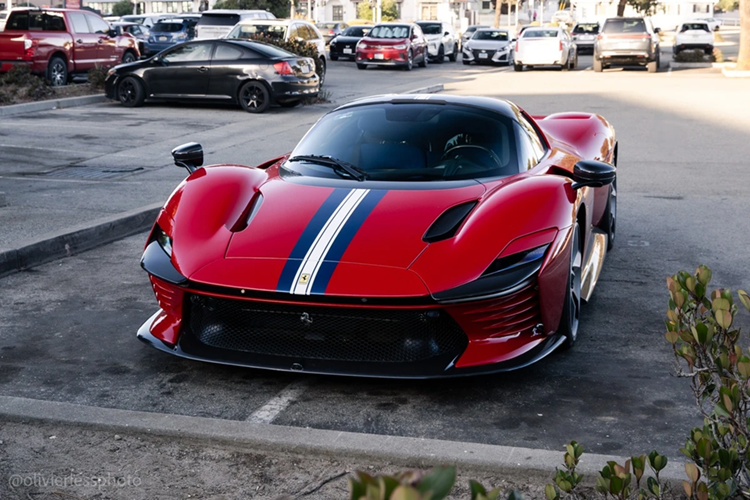 Cũng theo chuyên trang này, mặc dù trên thế giới có rất nhiều chiếc siêu xe Ferrari Daytona SP3 mang màu sơn đỏ truyền thống Rosso Corsa, tuy nhiên chỉ có một chiếc mang bộ tem đua màu xanh Blu Tour de France - trắng Bianco Cervino - xanh Blu Tour de France kéo dài từ đầu xe đến phần nắp máy.