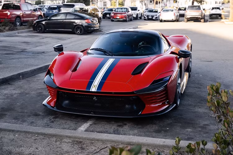 Cũng theo chuyên trang này, mặc dù trên thế giới có rất nhiều chiếc siêu xe Ferrari Daytona SP3 mang màu sơn đỏ truyền thống Rosso Corsa, tuy nhiên chỉ có một chiếc mang bộ tem đua màu xanh Blu Tour de France - trắng Bianco Cervino - xanh Blu Tour de France kéo dài từ đầu xe đến phần nắp máy.