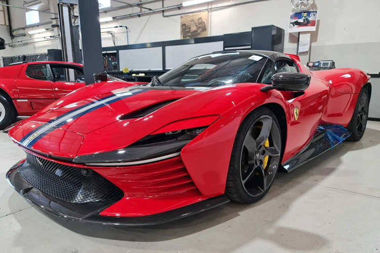 Một đại lý siêu xe tư nhân tại TP.HCM vừa chia sẻ hình ảnh của chiếc Ferrari Daytona SP3 triệu đô hàng hiếm, vốn được cư dân mạng "đồn đoán" sẽ có mặt tại Việt Nam vào năm 2025. (Ảnh: Đỗ Huy).