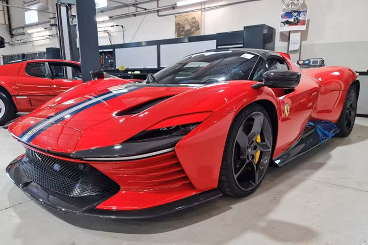 Một đại lý siêu xe tư nhân tại TP.HCM vừa chia sẻ hình ảnh của chiếc Ferrari Daytona SP3 triệu đô hàng hiếm, vốn được cư dân mạng "đồn đoán" sẽ có mặt tại Việt Nam vào năm 2025. (Ảnh: Đỗ Huy).