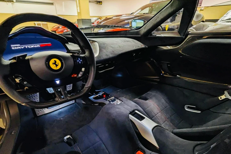 Hơn thế nữa, nội thất của chiếc Ferrari tại Mexico được bọc Alcantara màu xanh Blu Elettrico, trong khi trước đó siêu phẩm được cho rằng sẽ có mặt tại Việt Nam sở hữu tông màu đen Nero.