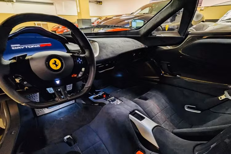 Hơn thế nữa, nội thất của chiếc Ferrari tại Mexico được bọc Alcantara màu xanh Blu Elettrico, trong khi trước đó siêu phẩm được cho rằng sẽ có mặt tại Việt Nam sở hữu tông màu đen Nero.