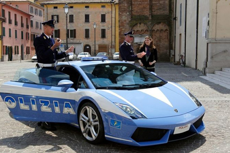Toàn bộ chi phí vận hành và bảo trì của đội siêu xe cảnh sát Ý này đều sẽ được hãng Lamborghini đảm nhận.