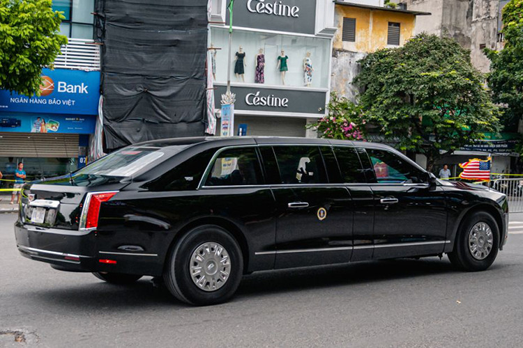 Với mức giá lên đến 1,5 triệu USD (hơn 37,9 tỷ đồng), The Beast 2.0 của Tổng Thống Mỹ là mẫu xe đắt nhất từng được chế tạo. Cái tên The Beast xuất phát từ tên gọi của mẫu Cadillac DTS bản kéo dài của cựu Tổng thống George W. Bush ra mắt vào năm 2001.