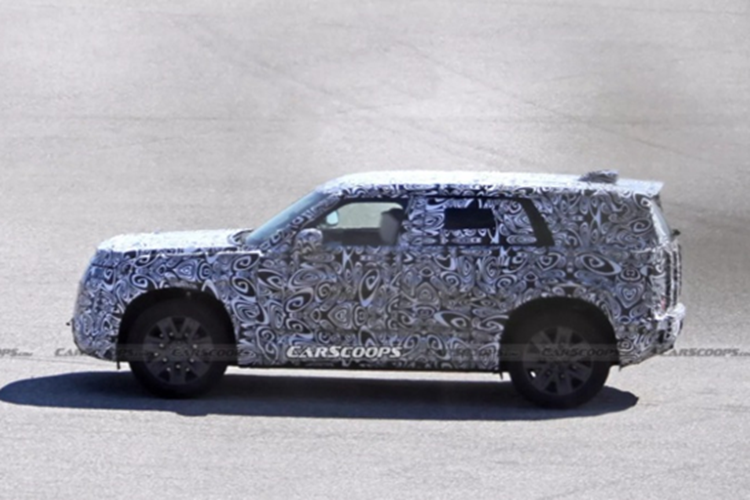 So với đàn anh SUV Land Rover Defender hiện hành, phiên bản thu nhỏ này có kích thước nhỏ gọn hơn đáng kể, tương đương với những mẫu xe như Skoda Kodiaq hay Hyundai Santa Fe. Tuy vậy, xe vẫn giữ được tinh thần thiết kế đặc trưng của Defender với thân xe rộng, chắn bùn loe, đuôi xe vuông vắn và phần mui kéo dài.