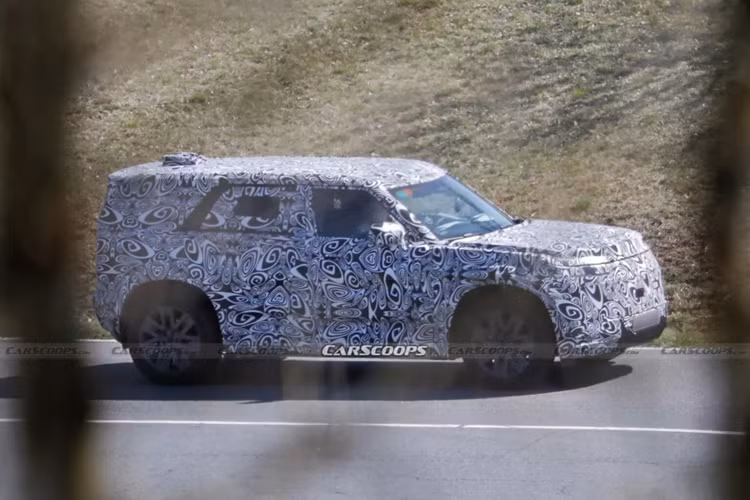 Dự kiến, Land Rover Defender mini sẽ được sản xuất tại nhà máy Halewood của JLR ở Merseyside, phía Tây Bắc nước Anh. Pin sử dụng trên xe được cung cấp từ cơ sở sản xuất mới tại Somerset, một phần trong chiến lược chuyển đổi điện hóa quy mô lớn của JLR. Hiện tại, JLR chưa chính thức công bố tên gọi cho mẫu SUV điện mới.