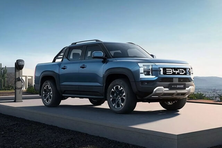 Phạm vi hỗn hợp của PHEV này đạt 840 km với mức tiêu thụ nhiên liệu là 7,5 lít trên 100 km (NEDC). Không có thông tin về giá xe BYD Shark 2025 tại Nam Phi. Để rõ ràng hơn, giá khởi điểm của xe là 899.980 peso (43.800 USD) tại Mexico, 379.800 real (60.800 USD) tại Brazil và 57.900 AUD (36.250 USD) tại Úc.