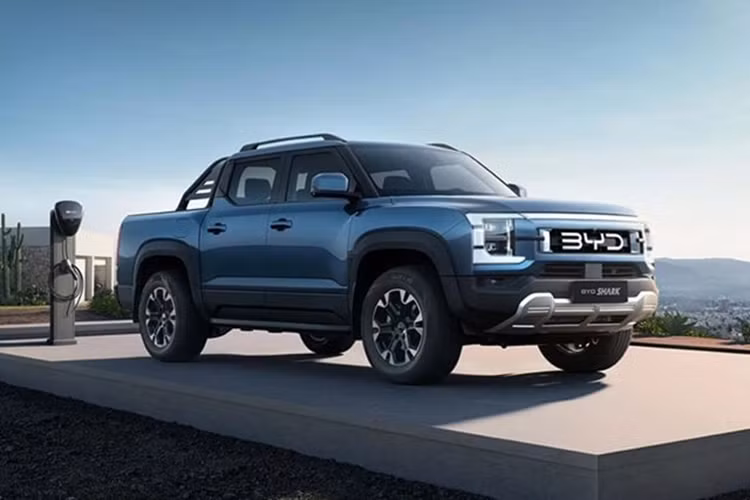 Phạm vi hỗn hợp của PHEV này đạt 840 km với mức tiêu thụ nhiên liệu là 7,5 lít trên 100 km (NEDC). Không có thông tin về giá xe BYD Shark 2025 tại Nam Phi. Để rõ ràng hơn, giá khởi điểm của xe là 899.980 peso (43.800 USD) tại Mexico, 379.800 real (60.800 USD) tại Brazil và 57.900 AUD (36.250 USD) tại Úc.