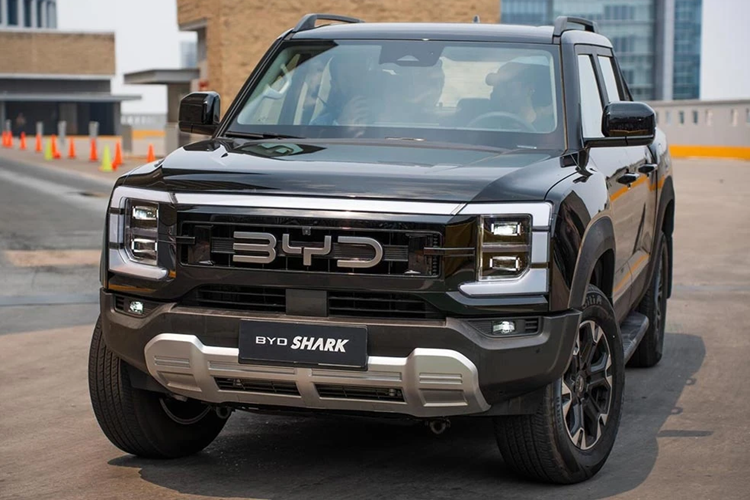 Đáng chú ý là BYD Shark đã được News Corp vinh danh là Xe của năm 2024 tại Úc, mặc dù việc giao hàng chưa bắt đầu vào năm ngoái. Xe bán tải BYD Shark tự hào có kích thước đồ sộ 5457/1971/1925 mm với chiều dài cơ sở 3260 mm. Chiếc PHEV này có sức kéo 2500 kg.