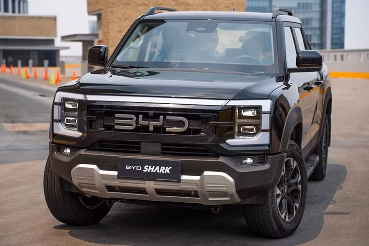 Đáng chú ý là BYD Shark đã được News Corp vinh danh là Xe của năm 2024 tại Úc, mặc dù việc giao hàng chưa bắt đầu vào năm ngoái. Xe bán tải BYD Shark tự hào có kích thước đồ sộ 5457/1971/1925 mm với chiều dài cơ sở 3260 mm. Chiếc PHEV này có sức kéo 2500 kg.