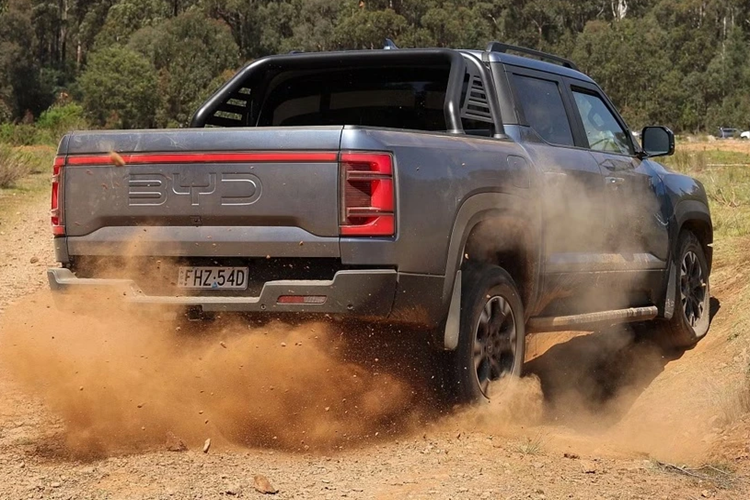 Tuy nhiên, tổng giám đốc BYD Nam Phi Steve Chang cho biết công ty đang cố gắng tung ra một mẫu xe điện tại thị trường địa phương với mức giá trong khoảng từ 300.000 đến 350.000 rand Nam Phi (16.150 – 18.850 USD).