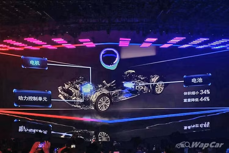 Đối với khách hàng có nhu cầu cao hơn về khả năng vận hành, mẫu xe sedan Toyota Corolla 2025 cung cấp thêm tùy chọn dẫn động bốn bánh E-Four. Phiên bản này bổ sung một mô-tơ điện công suất 40 mã lực ở cầu sau, giúp cải thiện độ bám đường trong điều kiện thời tiết xấu hoặc địa hình phức tạp.