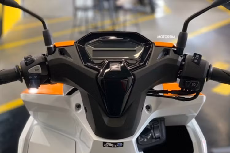 Mẫu xe này nổi bật với các màu sắc cam, đỏ và trắng, cùng với bộ vành 14 inch màu cam. Lốp xe cũng được trang bị loại không săm kích thước 100/80 cho bánh trước và 120/70 cho bánh sau.