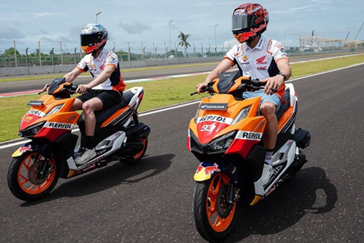 Đối với những khách hàng sở hữu Honda Vario 160 bản tiêu chuẩn và muốn “hô biến” xe thành bản Repsol Edition có thể lựa chọn dán tem Repsol toàn thân xe với mức giá dao động từ 1 - 1,5 triệu đồng, tùy thuộc vào chất liệu và cơ sở thi công.