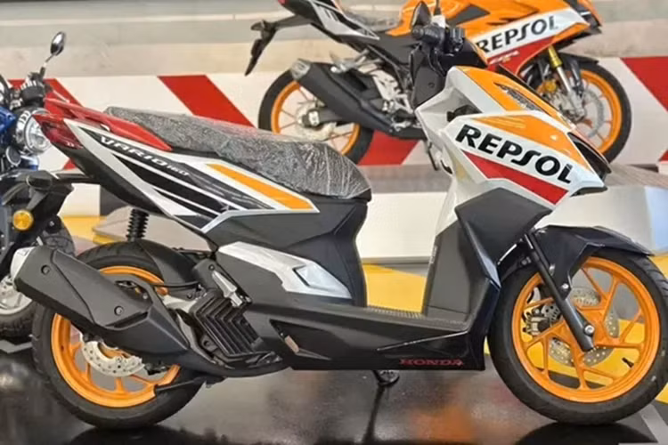 Mặc dù thiết kế và màu sắc có sự khác biệt, nhưng trang bị của mẫu xe này không có gì thay đổi so với bản thường đang được bán chính hãng tại Việt Nam. Cụ thể, xe sở hữu: đèn LED, chìa khóa thông minh Smartkey, màn hình LCD, cổng sạc USB-A và cốp chứa đồ có dung tích 18 lít.