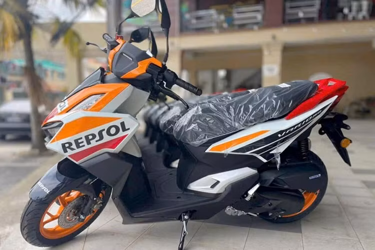 Về an toàn, xe được trang bị phanh đĩa trước và sau, trong đó phanh trước có ABS chống bó cứng. Cung cấp sức mạnh cho Honda Vario 160 Repsol Edition là động cơ xi-lanh đơn, dung tích 157cc, sản sinh công suất tối đa 15,3 mã lực và mô-men xoắn 13,8Nm, mang đến hiệu suất vận hành mạnh mẽ.