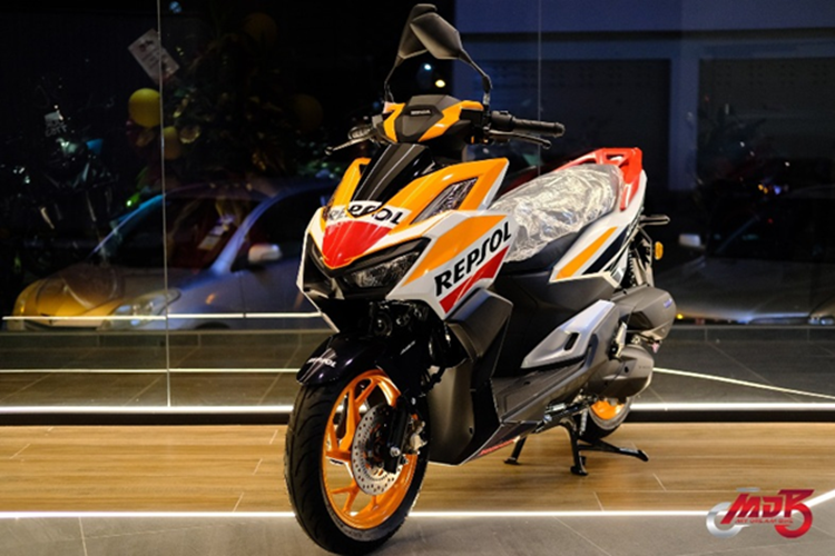 Theo đó, Honda Vario 160 Repsol bản đặc biệt này chỉ được sản xuất giới hạn khoảng 2.000 chiếc tại Malaysia và đang được nhập khẩu về Việt Nam với giá dự kiến lên tới hơn 100 triệu đồng, cao gần gấp đôi bản tiêu chuẩn. Tại Malaysia, mẫu xe này có giá RM10,498 (tương đương khoảng 62,3 triệu đồng).