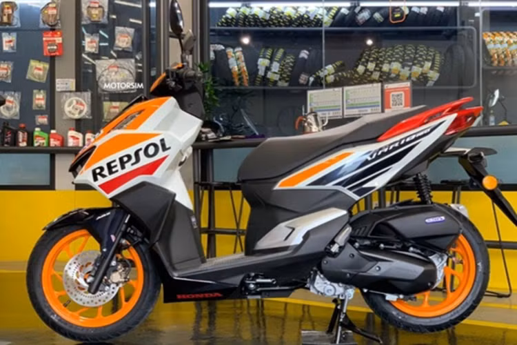 Mẫu xe ga Honda Vario 160 Repsol Edition có chiều dài 1.929mm, chiều rộng 695 mm và chiều cao 1.088mm. Xe có trọng lượng 119kg, chiều cao yên 778mm và dung tích bình xăng 5,5 lít. Đúng như tên gọi, Honda Vario 160 Repsol Edition mang thiết kế đặc biệt với bộ cánh lấy cảm hứng từ đội đua Repsol Honda trong giải đua MotoGP.