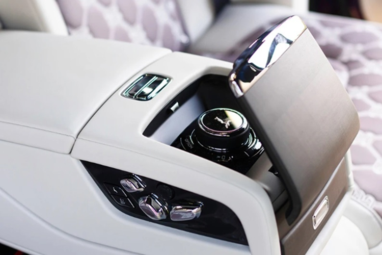 Ghế ngồi trên xe đều được bọc bằng vải sợi Duality Twill đi cùng các họa tiết Duality đặc trưng. Hàng ghế “chủ tịch” phía sau được trang bị các tiện ích cao cấp như: hệ thống giải trí với màn hình, hệ thống Bespoke Audio 18 loa công suất 1.400 W, tủ làm mát champagne…