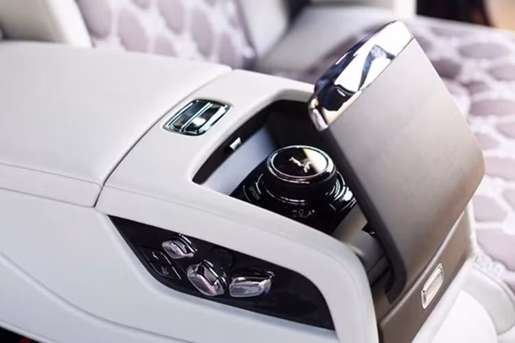 Ghế ngồi trên xe đều được bọc bằng vải sợi Duality Twill đi cùng các họa tiết Duality đặc trưng. Hàng ghế “chủ tịch” phía sau được trang bị các tiện ích cao cấp như: hệ thống giải trí với màn hình, hệ thống Bespoke Audio 18 loa công suất 1.400 W, tủ làm mát champagne…