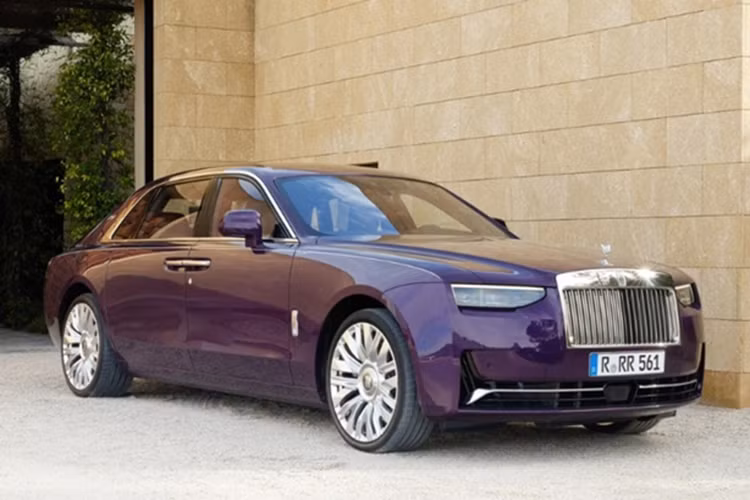 Chiếc sedan siêu sang Rolls-Royce Ghost này sở hữu ngoại thất màu tím Twilight Purple. Các chi tiết trên xe đều gợi nhớ đến những kỷ niệm về ngày gặp mặt đầu tiên từ chữ ký của hai nhà sáng lập được khắc trên trụ C hai bên, hay ngày lịch sử khi họ gặp nhau được sơn trên đường viền coachline và chữ cái đầu viết tắt tên họ được thêu trên tựa đầu ghế ngồi bên trong xe.