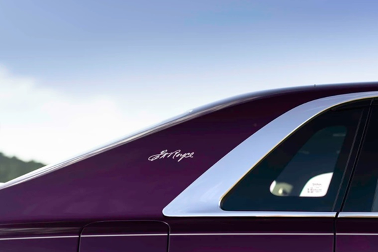 Xe siêu sang Rolls-Royce Ghost Extended Series II "The Encounter" vẫn sở hữu thiết kế đặc trưng của hãng xe sang Anh quốc nhưng phiên bản đặc biệt này lại có cụm đèn hậu được thiết kế mới, bao gồm hai dải đèn LED dọc bố trí hài hòa hơn với các bề mặt xung quanh. Thiết kế này được lấy cảm hứng từ Spectre bên cạnh các chi tiết mạ crôm viền cong mềm mại.