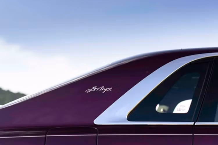 Xe siêu sang Rolls-Royce Ghost Extended Series II "The Encounter" vẫn sở hữu thiết kế đặc trưng của hãng xe sang Anh quốc nhưng phiên bản đặc biệt này lại có cụm đèn hậu được thiết kế mới, bao gồm hai dải đèn LED dọc bố trí hài hòa hơn với các bề mặt xung quanh. Thiết kế này được lấy cảm hứng từ Spectre bên cạnh các chi tiết mạ crôm viền cong mềm mại.