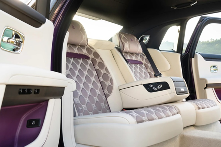 Cung cấp sức mạnh cho Rolls-Royce Ghost Extended Series II bản đặc biệt vẫn là động cơ V12 twin-turbo dung tích 6.75L, công suất tối đa 571 mã lực và mô-men xoắn cực đại 850 Nm.