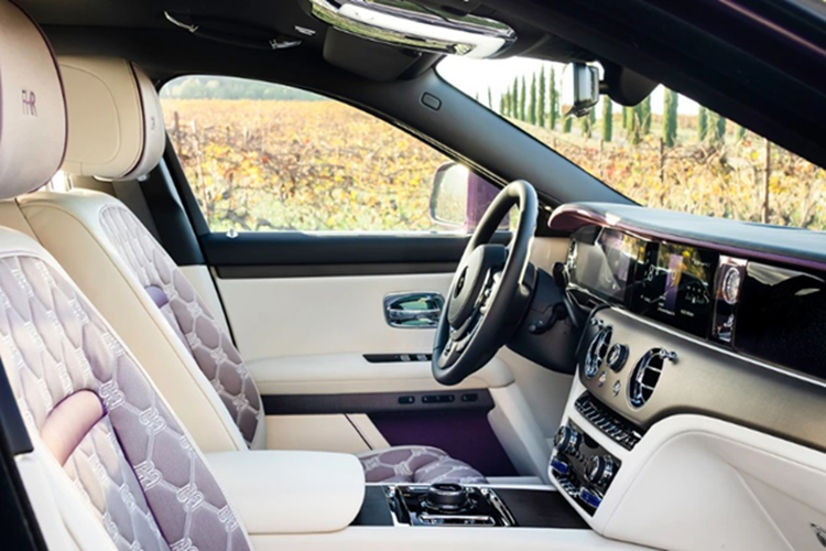 Nội thất của xe được bọc bằng da màu Seashell kết hợp cùng ốp gỗ với bề mặt nhám cổ điển. Bảng đồng hồ kỹ thuật số cũng được cá nhân hóa màu tím Amethyst Purple.