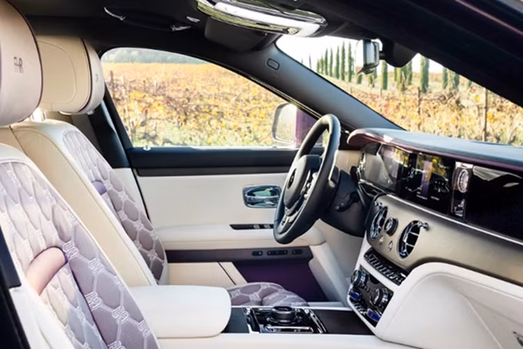 Nội thất của xe được bọc bằng da màu Seashell kết hợp cùng ốp gỗ với bề mặt nhám cổ điển. Bảng đồng hồ kỹ thuật số cũng được cá nhân hóa màu tím Amethyst Purple.