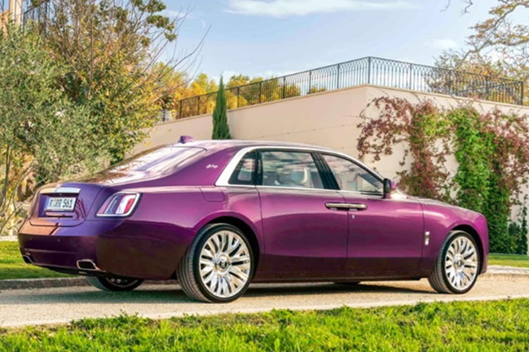 Hiện giá xe Rolls-Royce Extended Series II The Encounter độc bản này. Tại Mỹ, Rolls-Royce Ghost Series II bản tiêu chuẩn có giá từ 355.000 USD (tương đương 9,011 tỷ đồng).