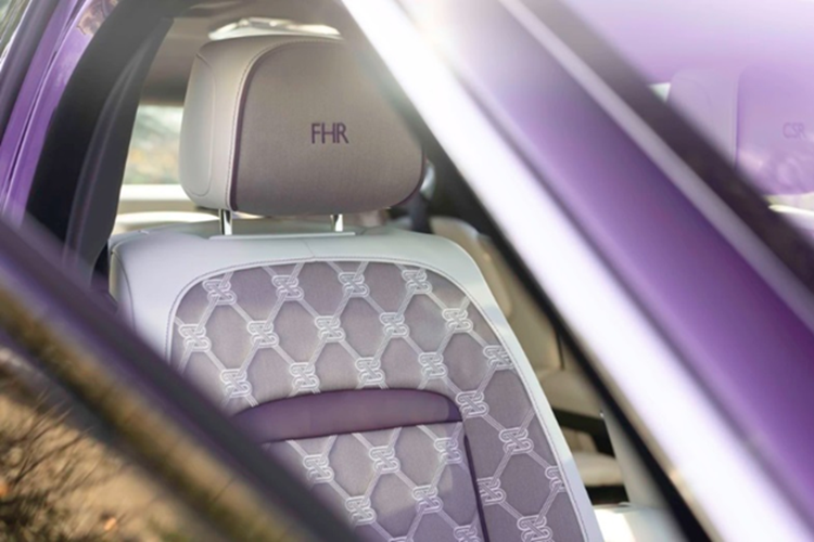 Đi kèm với động cơ này là hộp số 8 cấp tự động của ZF và hệ dẫn động 4 bánh toàn thời gian. Xe có chức năng đánh lái bánh sau, hệ thống treo Planar có thể quét mặt đường…