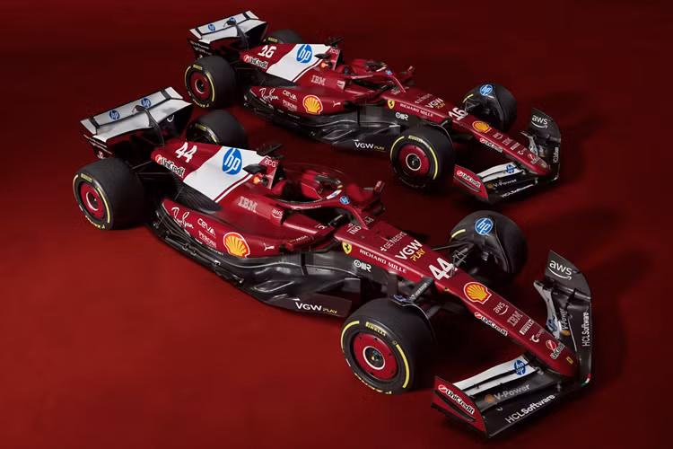 Ngoại thất nổi bật với các chi tiết sơn trắng và đen, cùng số “25” trên đồ họa, cùm phanh màu vàng và các điểm nhấn bằng sợi carbon lộ thiên. Khách hàng có thể cá nhân hoá thông qua chương trình Tailor Made của Ferrari, thể hiện rõ phong cách xe đua thực thụ.