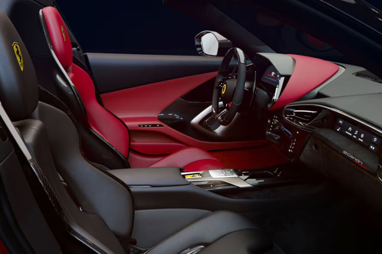 Ferrari 12Cilindri Spider mang cấu hình nội thất hai ghế đua, tapi cửa, bảng taplo màu đỏ/đen tương phản lấy cảm hứng từ hypercar F80. Logo "SF-25" xuất hiện tại bệ bước, tựa lưng ghế sau.