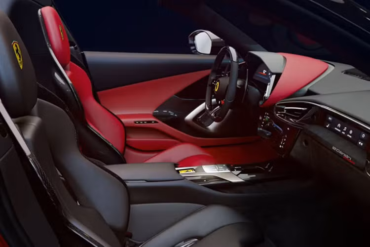 Ferrari 12Cilindri Spider mang cấu hình nội thất hai ghế đua, tapi cửa, bảng taplo màu đỏ/đen tương phản lấy cảm hứng từ hypercar F80. Logo "SF-25" xuất hiện tại bệ bước, tựa lưng ghế sau.