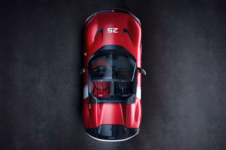 Mức giá gói nâng cấp Ferrari 12Cilindri Spider màu sắc Rosso Racing 2025 không được tiết lộ, tuy nhiên điều này báo hiệu rằng sẽ sớm xuất hiện làn sóng cá nhân hoá biến thể Spider trở thành phiên bản giới hạn nhân dịp kỷ niệm F1 2025.