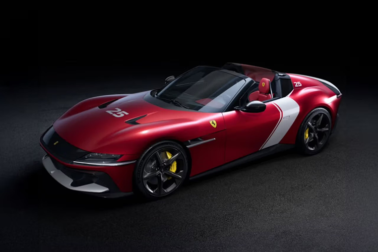 Mỗi năm Ferrari đều giới thiệu các màu sắc đặc biệt tôn vinh và tri ân những thành tựu của thương hiệu trong các giải đua danh giá như F1 hoặc giải đua sức bền WEC. Mới đây, trên trang xây dựng cấu hình đã bổ sung thêm màu sơn đỏ nhám Rosso Racing 2025 Opaco dành riêng cho siêu xe Ferrari 12Cilindri, Ferrari 12Cilindri Spider và Purosangue.
