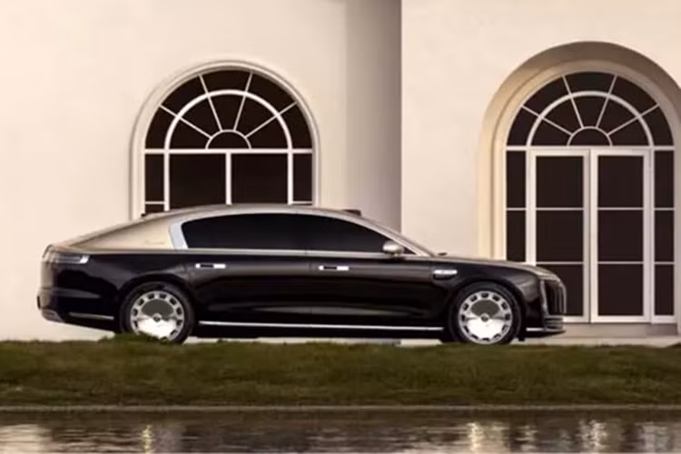 Là sản phẩm chủ lực của Huawei trong ngành công nghiệp ôtô, sedan điện Maextro M800 sở hữu nhiều công nghệ của gã khổng lồ công nghệ thông tin này. Nó có các hệ thống như hệ thống nhận dạng đường bộ Huawei ADS, Huawei DATS (Hệ thống mô-men xoắn thích ứng động) và hệ thống kiểm soát thân xe Huawei Xmotion.