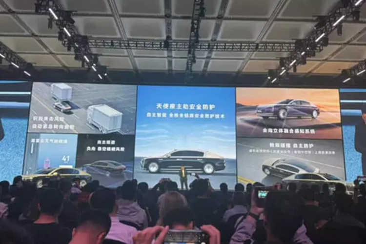 Lễ ra mắt chính thức vào ngày 20/2 vừa qua dành riêng cho công nghệ Maextro S800. Đây là chiếc xe đầu tiên tích hợp nền tảng kỹ thuật số của Huawei có tên gọi là “Tuling Longxing”. Nền tảng này hỗ trợ khả năng học tự động để đạt được những cải tiến về khả năng kiểm soát miền.