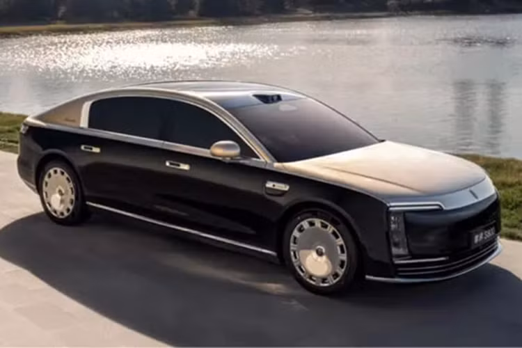 Các quan chức của Maextro rất tự hào về hệ thống nhận dạng đường bộ Huawei ADS vì nó tự động quét các điều kiện đường phía trước, điều chỉnh phân phối mô-men xoắn và đánh lái trước và sau.