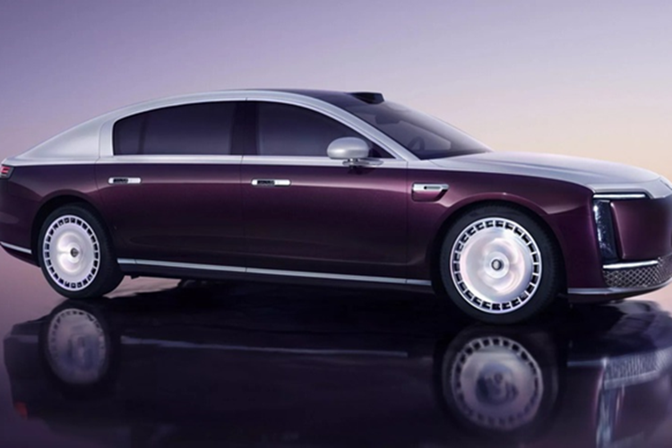 Maextro S800 sử dụng sơn thân xe hai màu, bánh xe 20 inch với nắp bánh xe tự căn chỉnh và cảm biến LiDAR trên nóc xe. Đây là một chiếc sedan lớn với kích thước 5480/2000/1536 mm (chiều dài, chiều rộng, chiều cao) và chiều dài cơ sở 3370 mm.