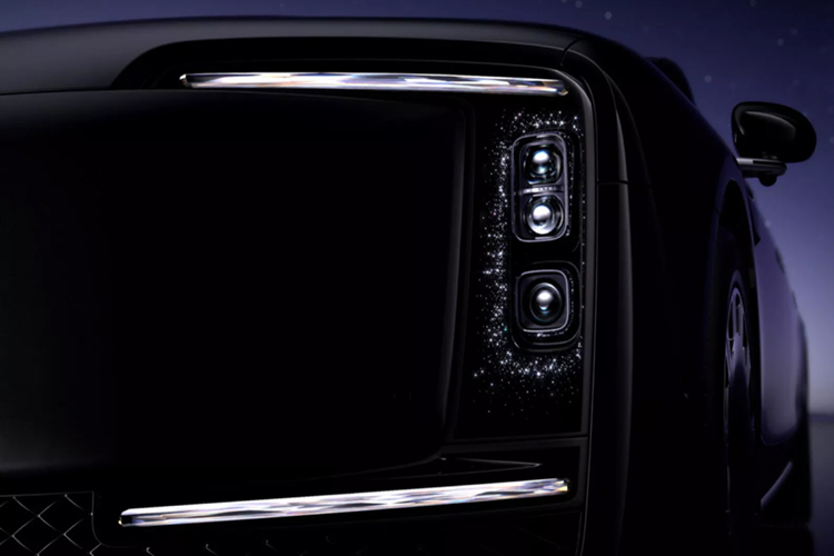 Đèn pha của Maextro S800 theo dõi quỹ đạo lái xe với chức năng nhận thức thời gian thực. Đèn pha của xe có thể tương tác với người lái và người đi bộ, tăng cường sự an toàn. Một điểm nổi bật khác của Maextro S800 là hệ thống lưu thông không khí hai lớp với khả năng lọc vi khuẩn, vi-rút và khí độc hại.