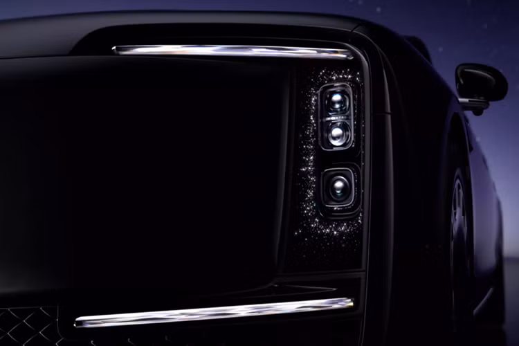 Đèn pha của Maextro S800 theo dõi quỹ đạo lái xe với chức năng nhận thức thời gian thực. Đèn pha của xe có thể tương tác với người lái và người đi bộ, tăng cường sự an toàn. Một điểm nổi bật khác của Maextro S800 là hệ thống lưu thông không khí hai lớp với khả năng lọc vi khuẩn, vi-rút và khí độc hại.