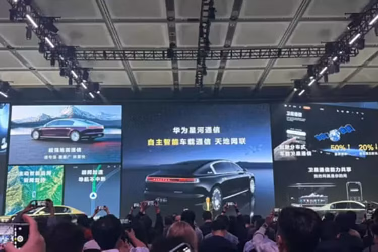 Hơn nữa, khung gầm của xe hỗ trợ nhiều biến thể hệ truyền động khác nhau: động cơ kép, ba động cơ và bốn động cơ. Do đó, công suất đầu ra nằm trong khoảng 480 – 1300 mã lực. Khung gầm của Maextro S800 phù hợp với xe ô tô mui kín, xe SUV và xe ô tô nhỏ có tổng trọng lượng từ 3-3,8 tấn.