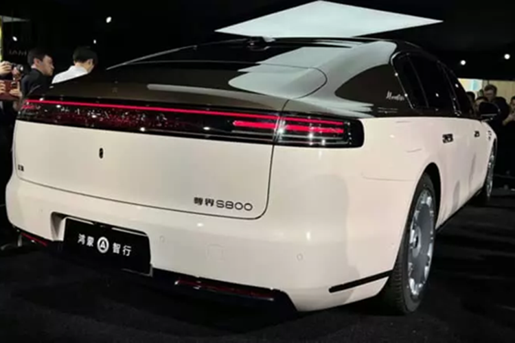 Hệ thống nhận thức của xe bao gồm 32 cảm biến, bao gồm bốn LiDAR 192 dòng. Các cảm biến này giúp tăng khoảng cách phát hiện trong mưa, sương mù và bụi lên 60%.