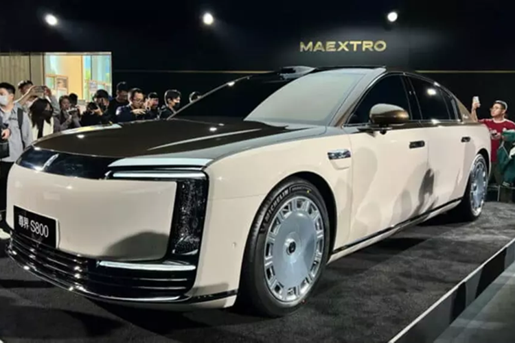 Hơn nữa, ở chế độ đặc biệt, bán kính quay vòng của xe có thể giảm xuống còn 3,8 mét. Một tính năng khác của xe là chế độ cua đi. Nó cho phép xe lái ngang lên đến 16 độ. Trước đó, Maextro đã chia sẻ một video về chiếc sedan S800 đi cua giữa những chiếc Mercedes-Benz Maybach.